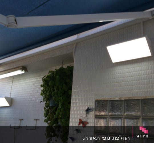 תאורה פלורסנטית מותקנת על קיר חיצוני